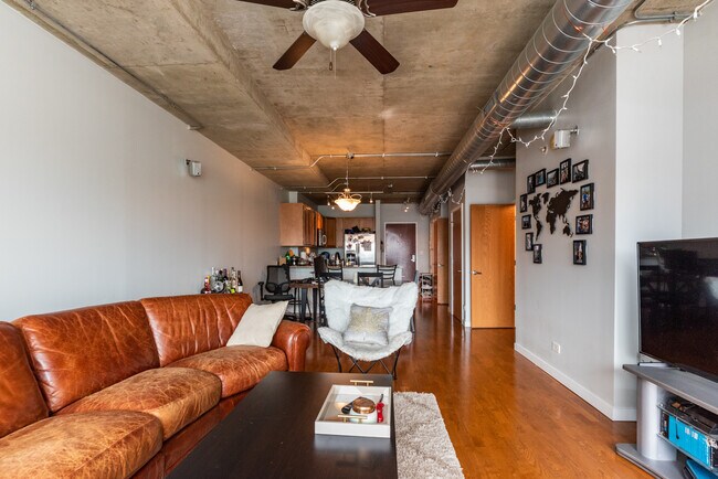 Building Photo - 1610 W Fullerton Ave
