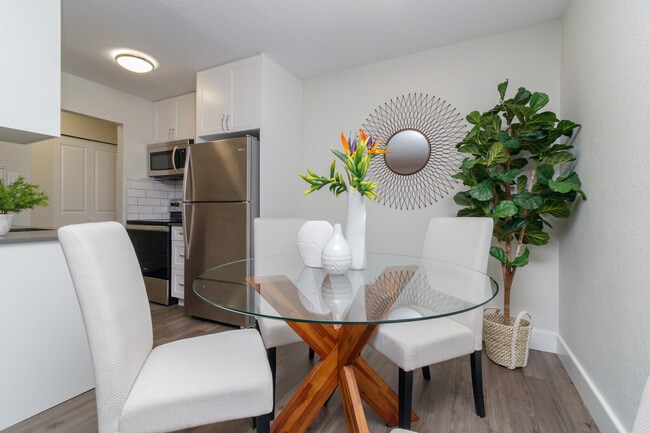 Building Photo - 984 McKenzie Avenue