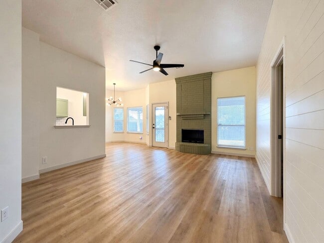 Building Photo - 4810 Stone Pointe Dr