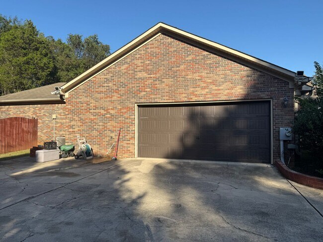 Building Photo - 4/2 Home Available Now!