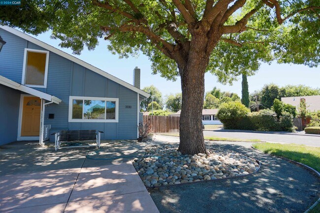 Foto del edificio - 3330 Claudia Dr