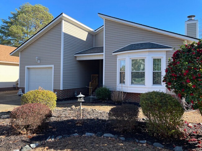 Building Photo - 3 Bedroom / 2 Bath Ranch