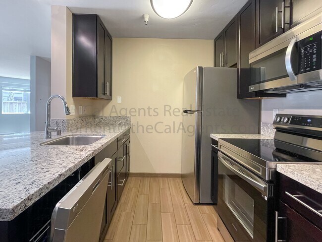 Foto del edificio - 6400 Christie Ave