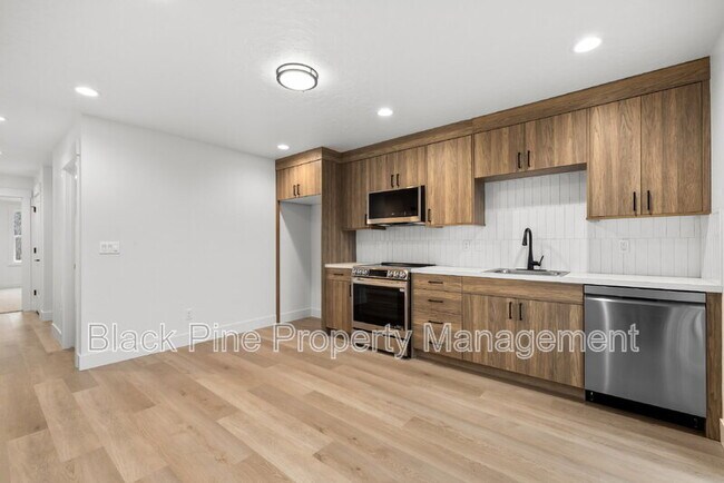 Building Photo - 4658 N Maple Grove Rd