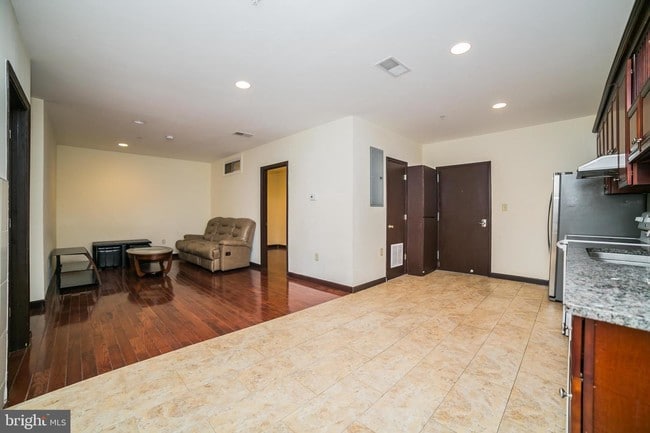 Building Photo - 211 N Camac St
