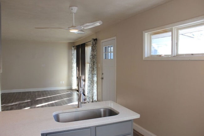 Foto del edificio - 753 Jefferson Rd