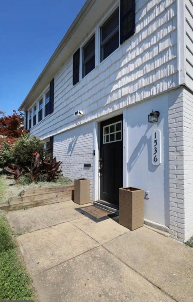 Building Photo - 1536 Maurice Dr