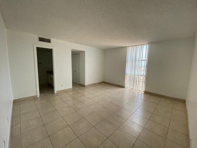 Foto del edificio - 13499 Biscayne Blvd