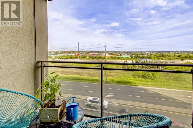 Photo du bâtiment - 1235 Bayly St