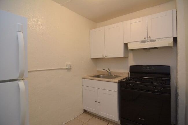 Building Photo - Charming 1 Bedroom 1 Bath Duplex! Great Central Tucson Location!
