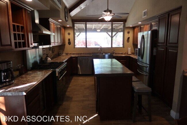 Foto del edificio - 4 br, 3 bath House - 10745 W. BURT RD.