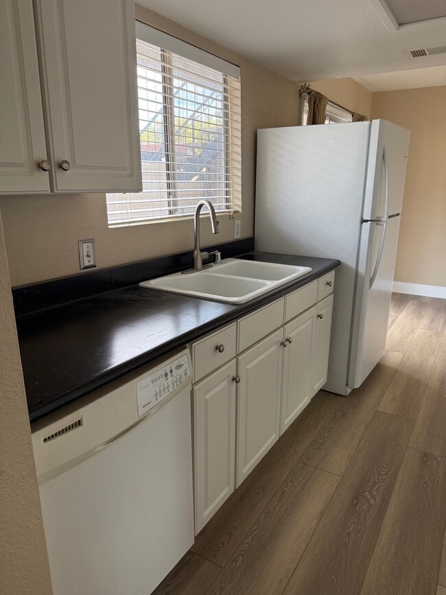 Kitchen - 1250 E Shaw Ave
