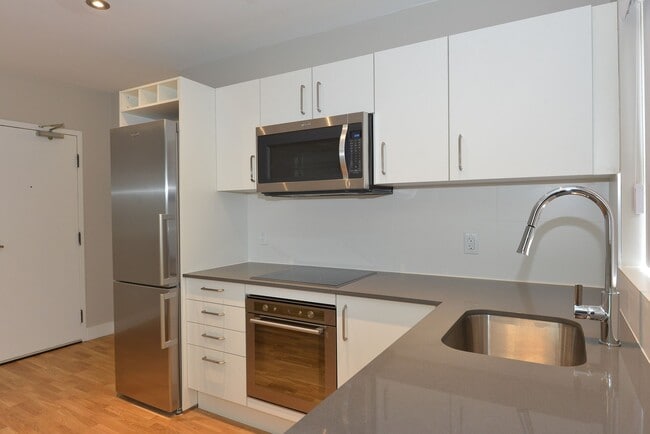 Building Photo - 83 Isabella St