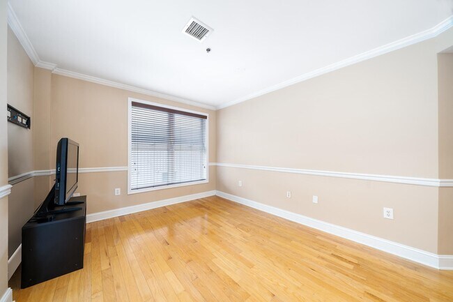 Building Photo - 1331 Grand St