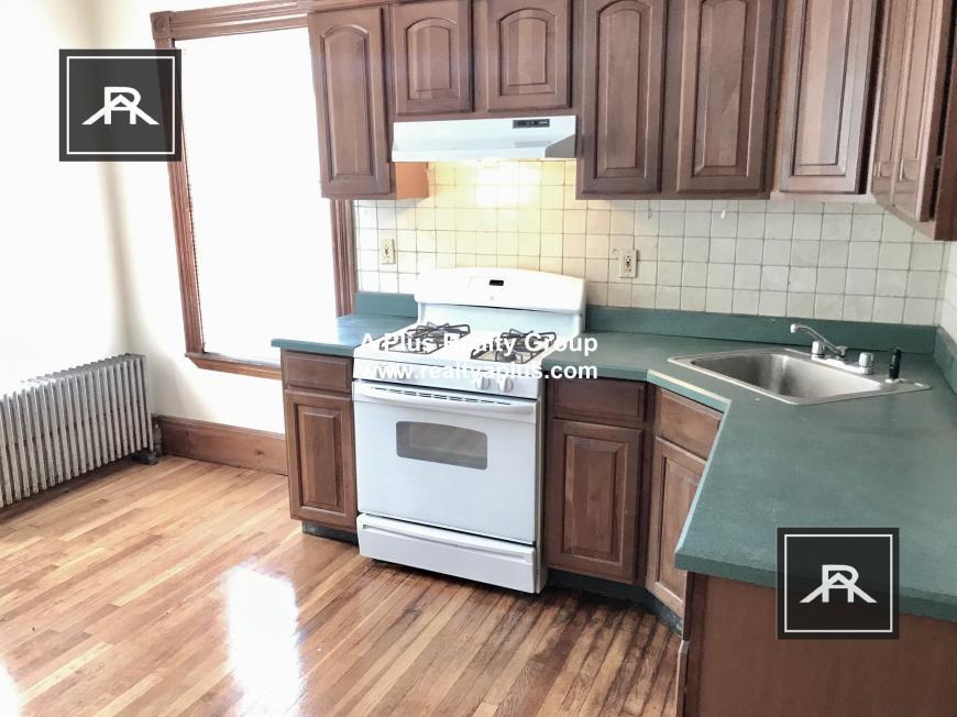 Foto principal - 4 bedroom in Boston MA 02130