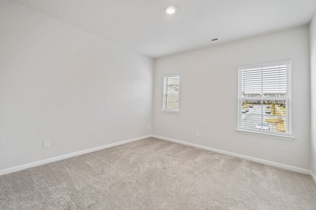 Building Photo - Like Brand New Luxury Townhome in Matthews!