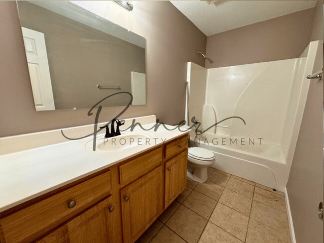 Building Photo - 1015 NW Willow Dr