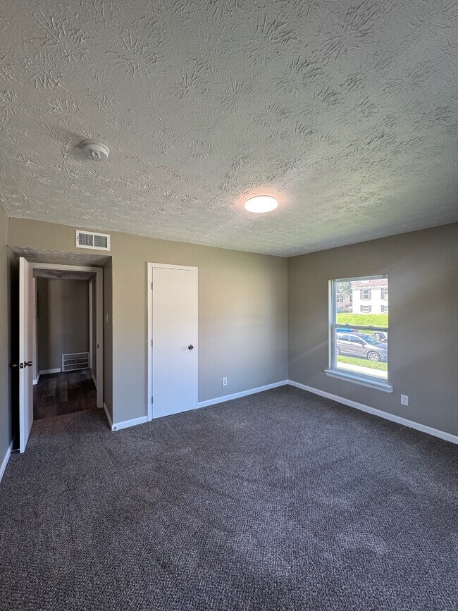 Foto del edificio - 733 Hill Rise Ct