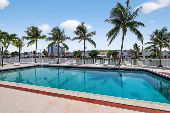 Building Photo - 7207 Bay Dr
