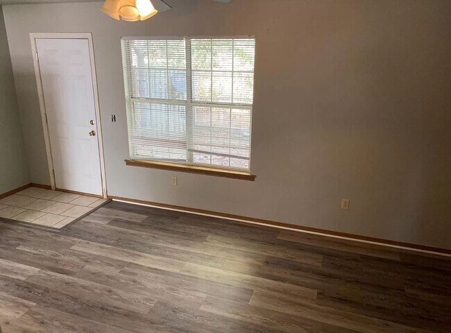 Foto del edificio - 2 Bedroom / 1.5 Bathroom Townhouse w/ Fenc...