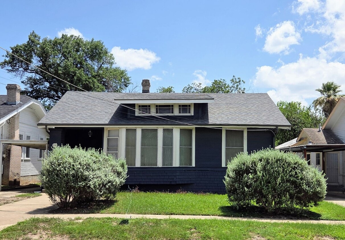 Primary Photo - Midtown Charm with a Modern Touch