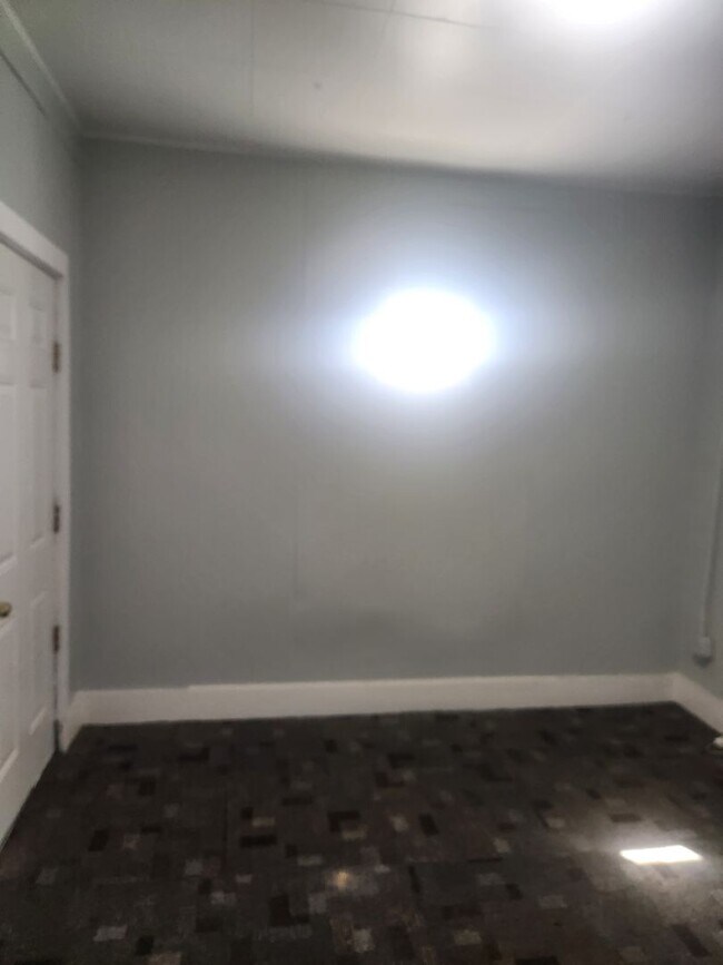 Building Photo - E. Walnut 2br 1 ba w/d hookup