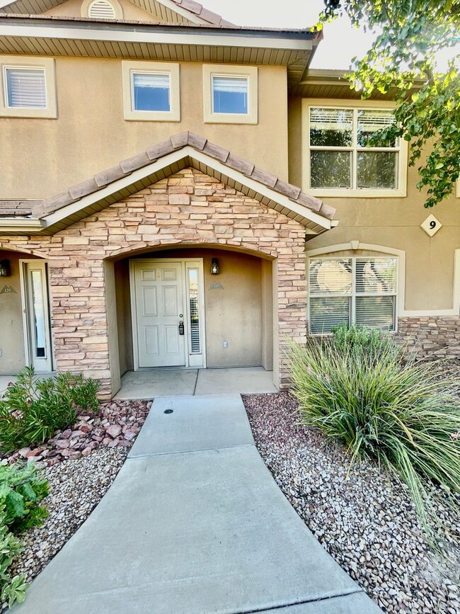 Building Photo - Hidden Valley Townhome