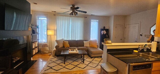 Foto del edificio - RIVER WEST - BEAUTIFIL 2BD/2BTH CONDO FOR ...