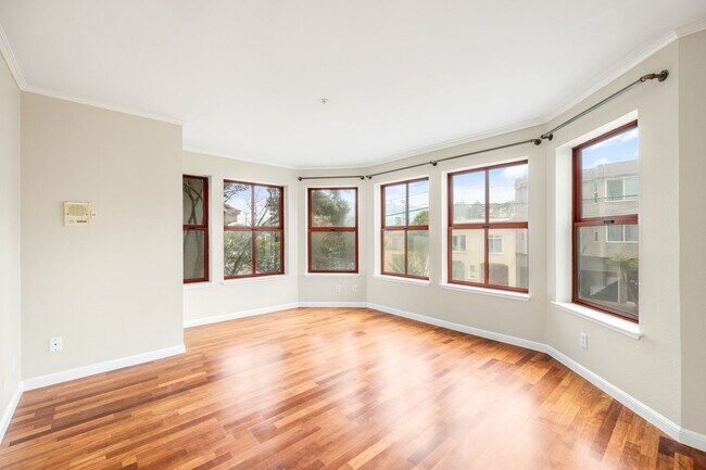 Building Photo - 3BR/2BA Condo w/ In-unit Laundry AND Parki...