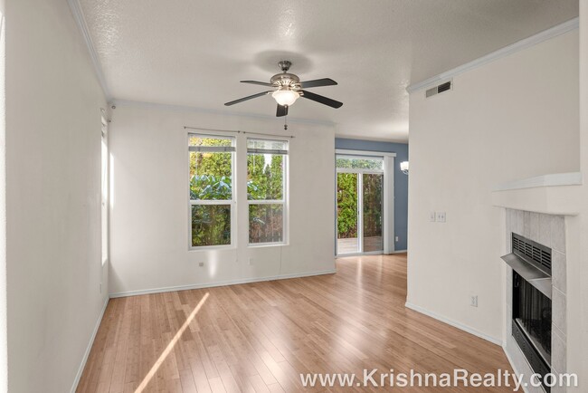 Building Photo - Spectacular 3 BD* 2.5 BA* Single Faimly Ho...