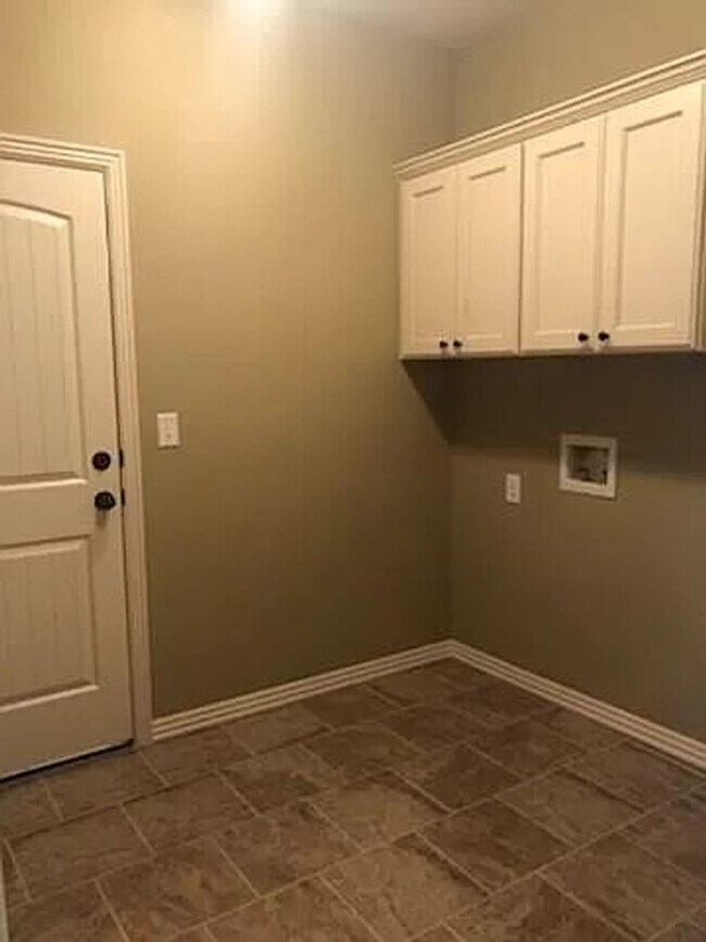Building Photo - Luxury 3 Bedroom Condo in Fayetteville!