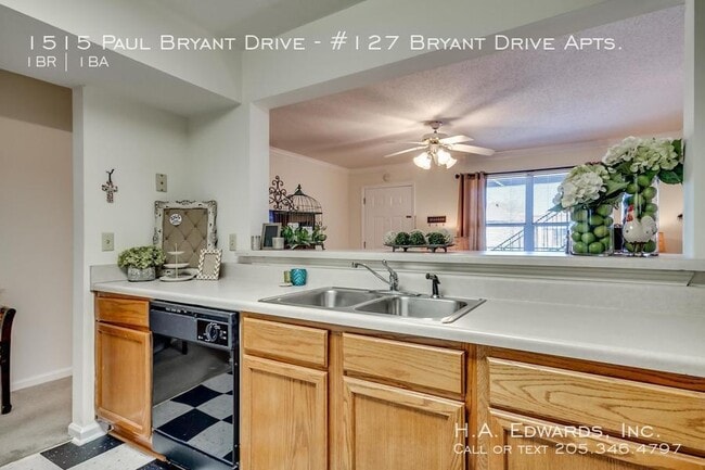 Building Photo - 1515 Paul Bryant Dr