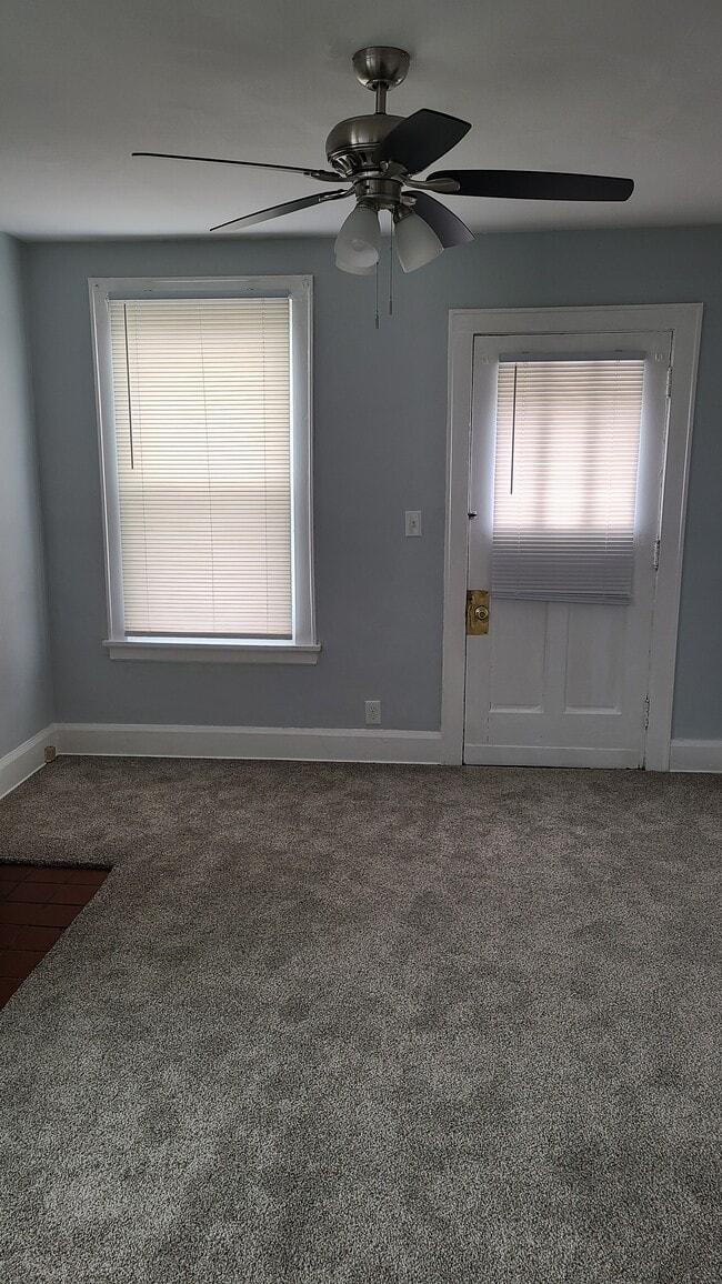 Building Photo - 407 E Ross Ave