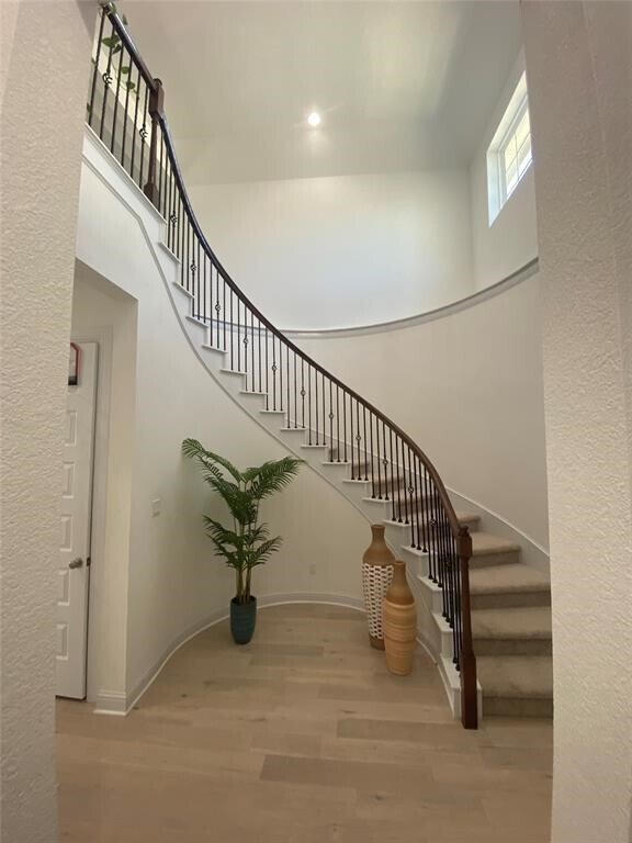 Building Photo - Luxury rental in NW Suburb