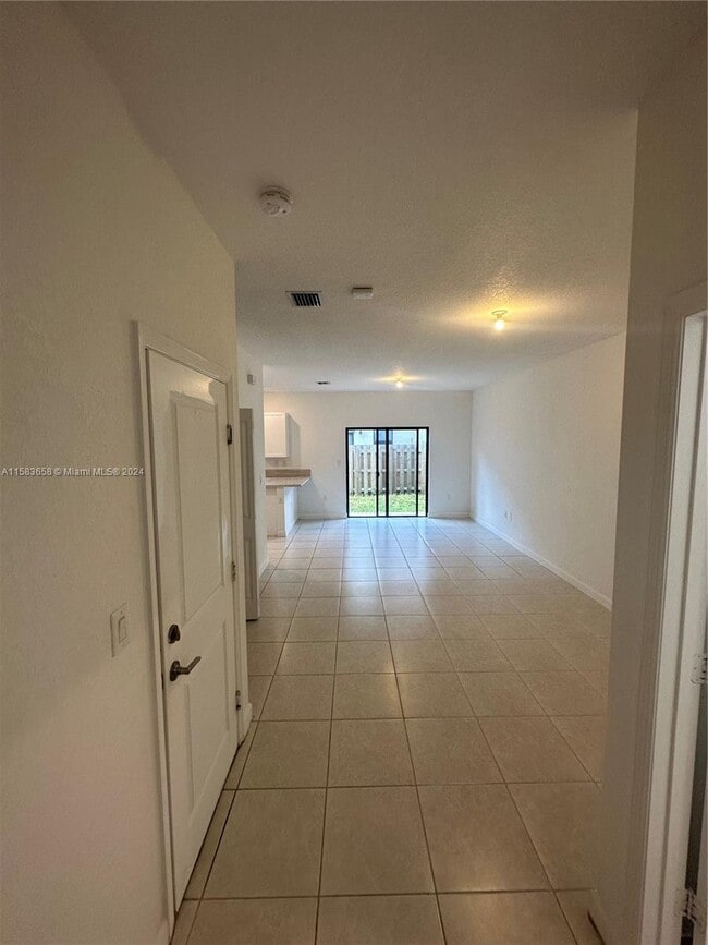 Foto del edificio - 402 NE 212th St