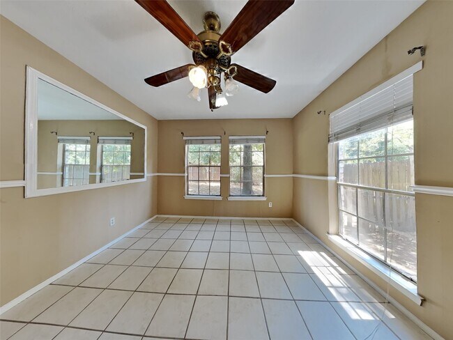 Foto del edificio - 3910 Cedar Forest Dr