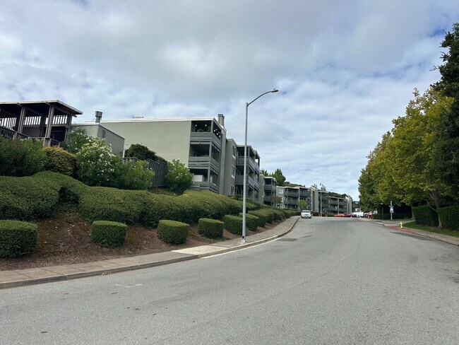 Foto del edificio - 4004 Farm Hill Blvd
