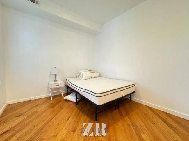 Foto del edificio - 5 bedroom in Brooklyn NY 11232