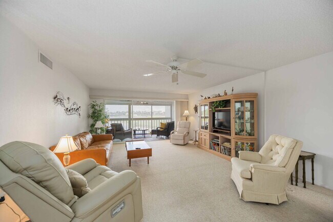Foto del edificio - "Luxurious 2-Bed, 2-Bath Furnished Condo in the Halyard Club"