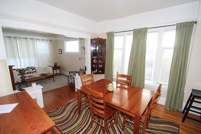 Building Photo - NICELY MAINTAINED 4 BED QUEENE ANNE HOME FOR RENT W GARAGE!