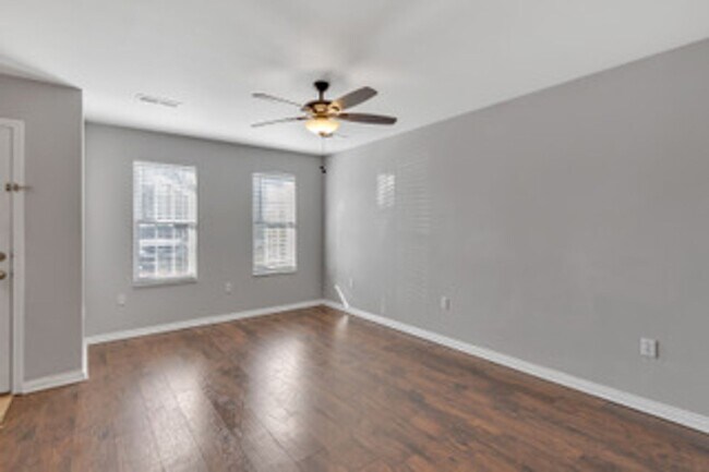Building Photo - Oak Ridge 37830 - 2 bedroom, 2 bath townho...