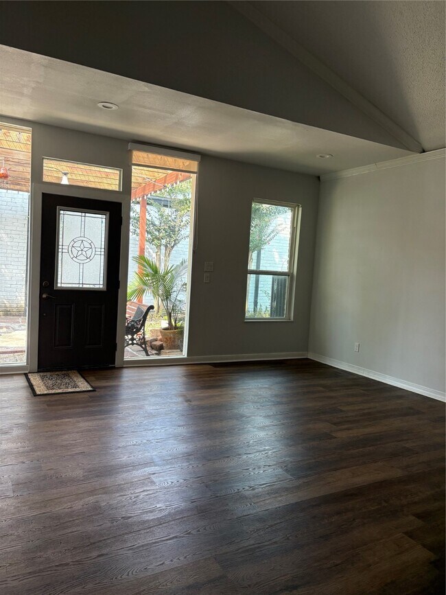 Foto del edificio - 1012 Fleetwood Pl Dr