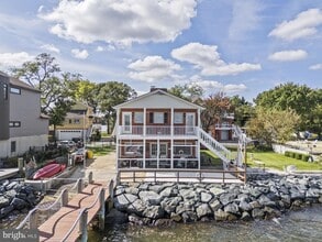 Building Photo - 2112 Lake Dr