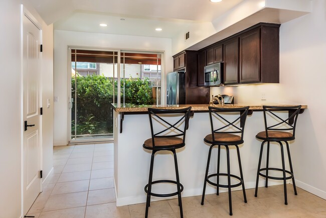 Building Photo - Spacious 3/2.5 Condo w/ Detached 1 Car Garage