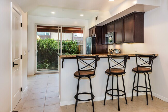 Foto del edificio - Spacious 3/2.5 Condo w/ Detached 1 Car Garage