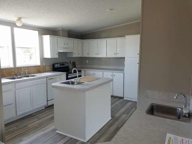 Building Photo - BIG 1,800 sq ft 3 Bedroom, 2 bath + office / den (could be a 4th bedroom)