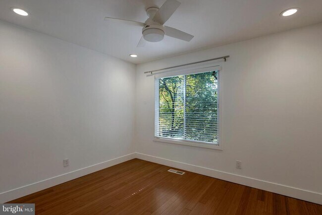 Foto del edificio - 5250 Pooks Hill Rd