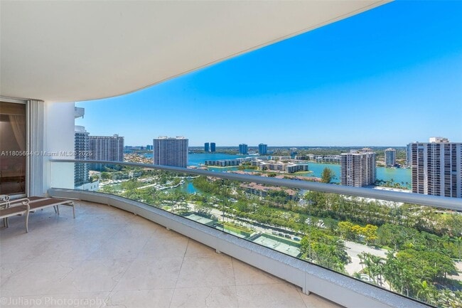Foto del edificio - 7000 Island Blvd