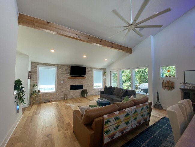 Building Photo - Enjoy Modern Living In Contemporary Three ...