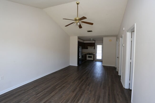 Building Photo - 2 bedroom for Immediate Move In!
